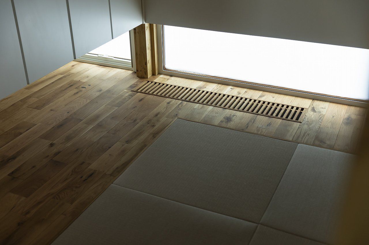 STV興発 【札幌市/3LDK間取図/畳コーナー/造作収納/造作洗面】リビングや縁側から庭の桜を愉しむ住まいの建築実例画像8