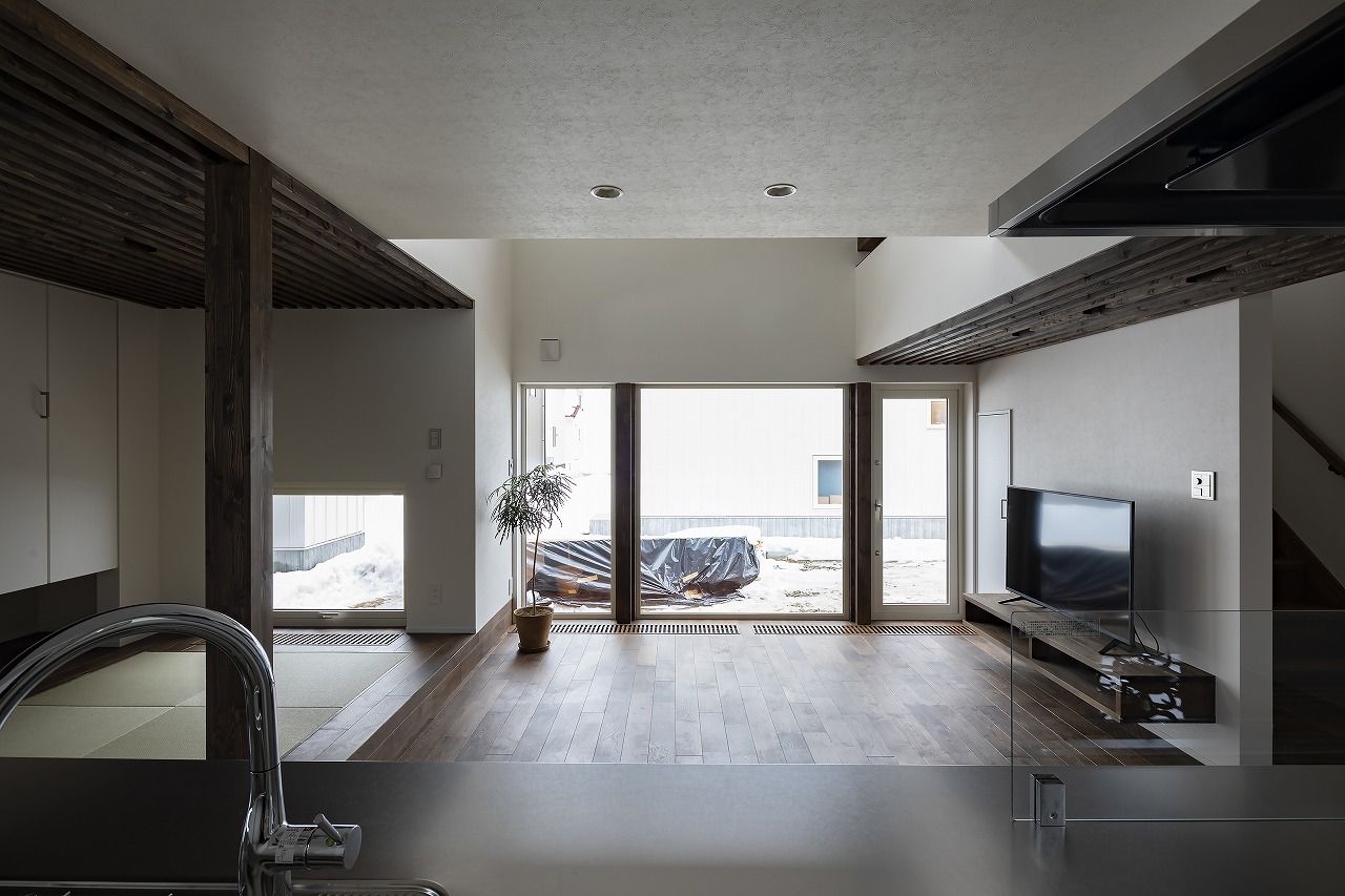 STV興発 【江別市/３LDK間取図/ワークスペース】こだわりの畳コーナーがある、木の温もり溢れる開放的な住まいの建築実例画像4