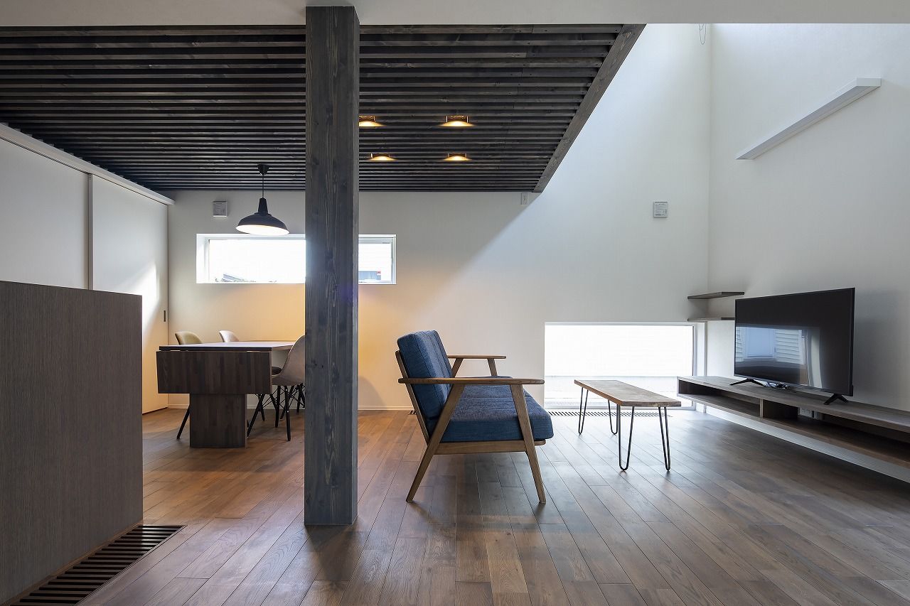 STV興発 【札幌市/3LDK+フリールーム間取図/造作家具】大胆に施したレッドシダー無塗装板の外観が特徴的な住まいの建築実例画像2