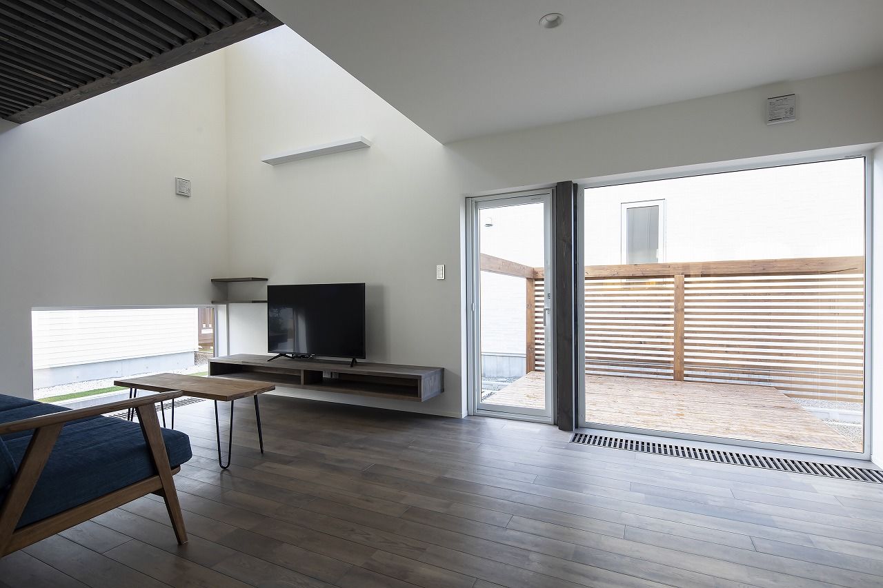 STV興発 【札幌市/3LDK+フリールーム間取図/造作家具】大胆に施したレッドシダー無塗装板の外観が特徴的な住まいの建築実例画像3