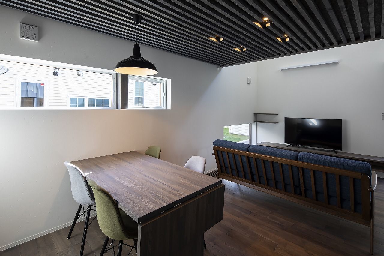 STV興発 【札幌市/3LDK+フリールーム間取図/造作家具】大胆に施したレッドシダー無塗装板の外観が特徴的な住まいの建築実例画像4