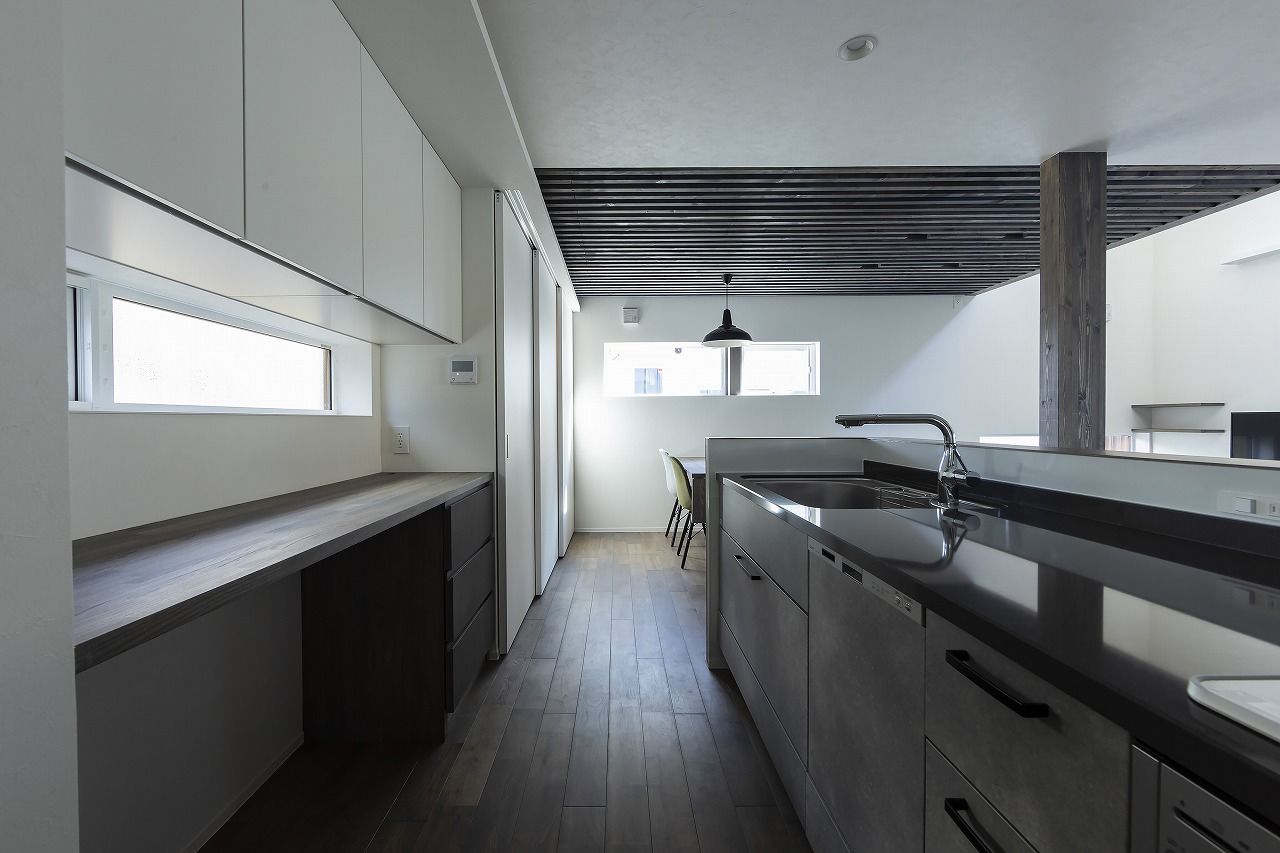 STV興発 【札幌市/3LDK+フリールーム間取図/造作家具】大胆に施したレッドシダー無塗装板の外観が特徴的な住まいの建築実例画像7