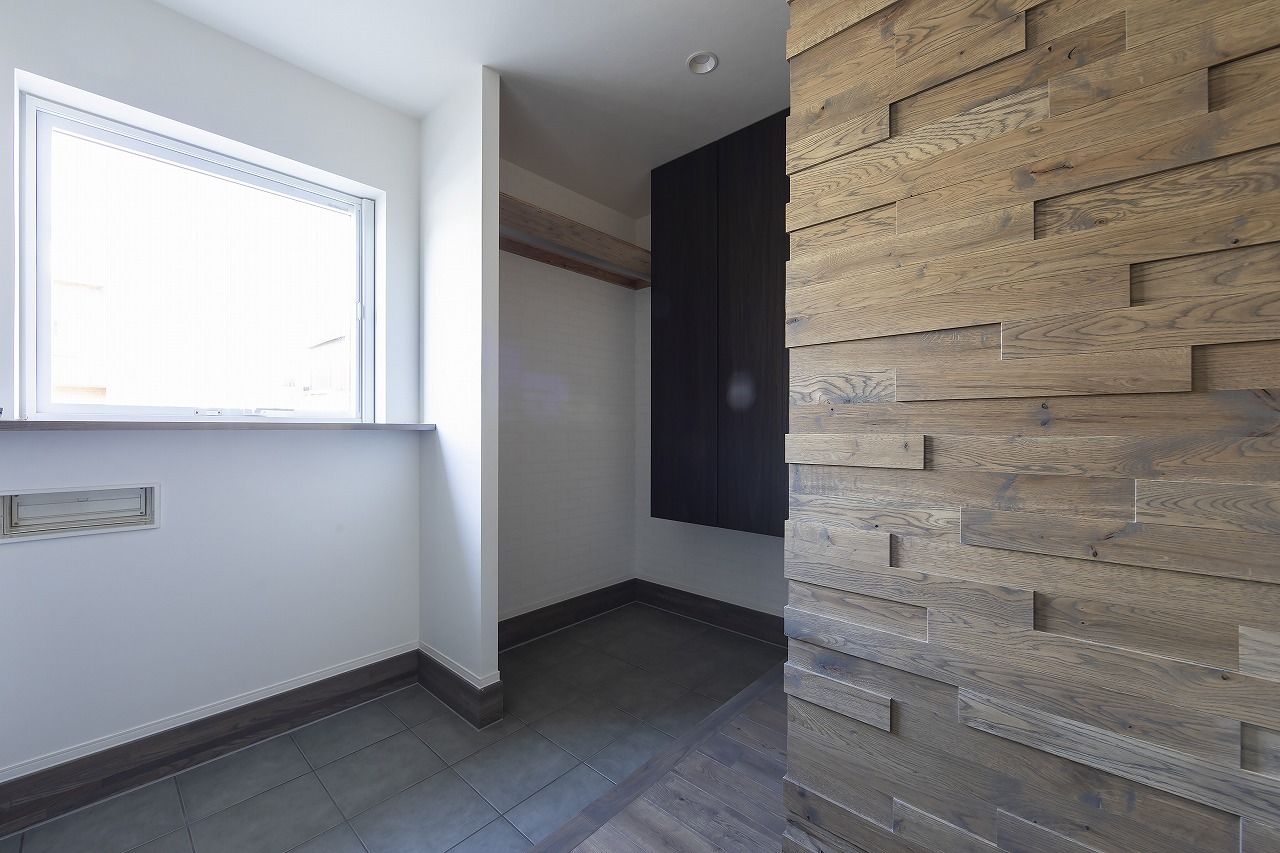 STV興発 【札幌市/3LDK+フリールーム間取図/造作家具】大胆に施したレッドシダー無塗装板の外観が特徴的な住まいの建築実例画像8