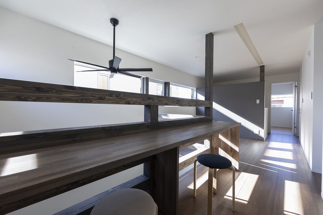 STV興発 【札幌市/3LDK+フリールーム間取図/造作家具】大胆に施したレッドシダー無塗装板の外観が特徴的な住まいの建築実例画像9