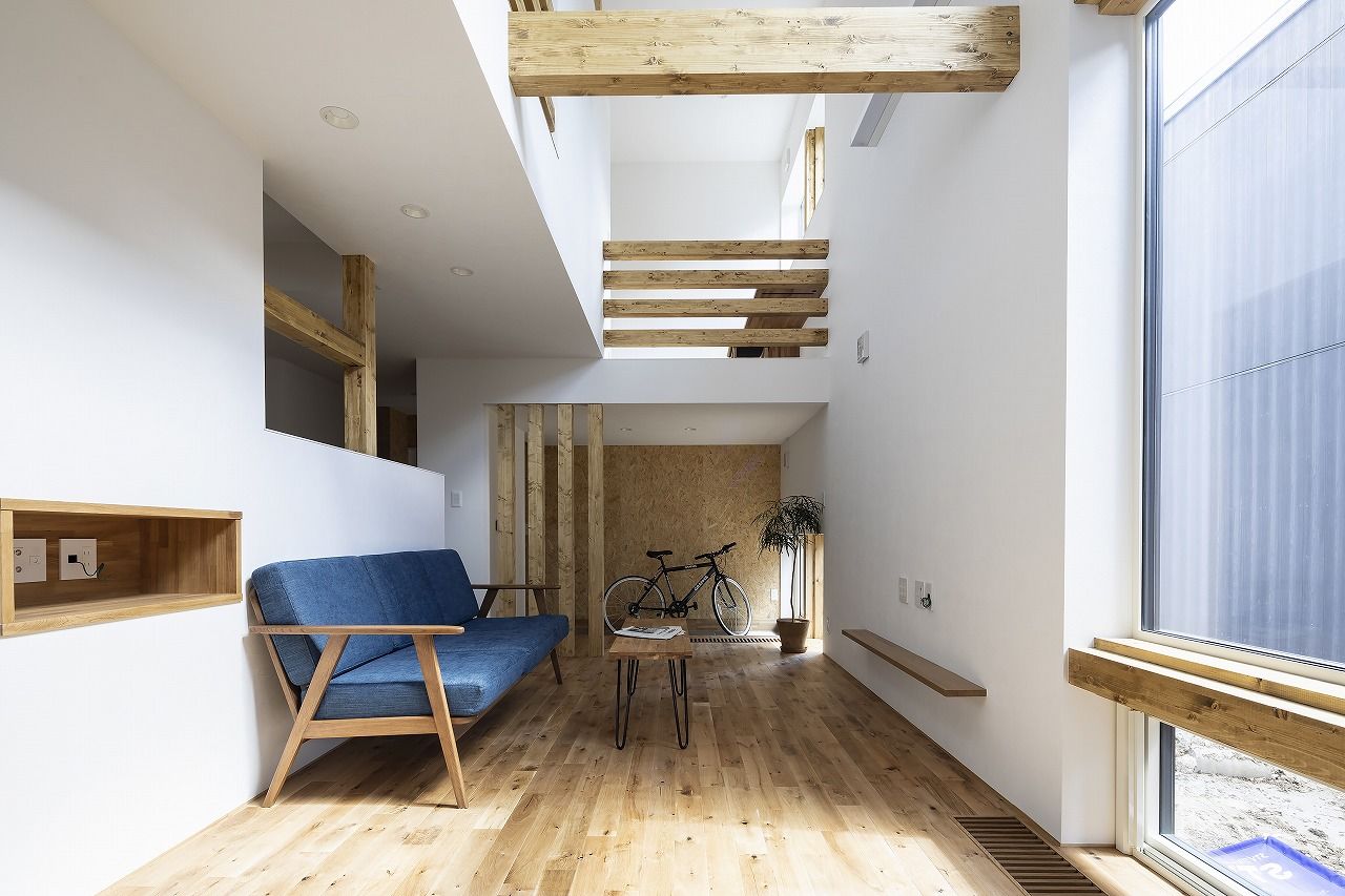 STV興発 【札幌市/３LDK+フリールーム間取図/土間/カウンター/無垢材】東西に長い敷地でも日当たり抜群の住まいの建築実例画像2