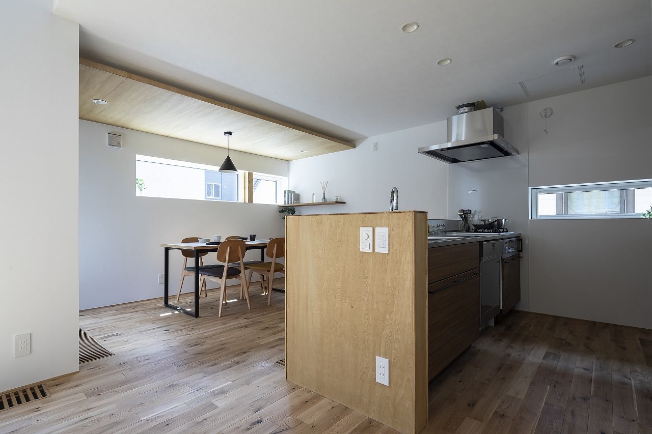 STV興発 【札幌市/３LDK+フリールーム間取図/土間/カウンター/無垢材】東西に長い敷地でも日当たり抜群の住まいの建築実例画像5