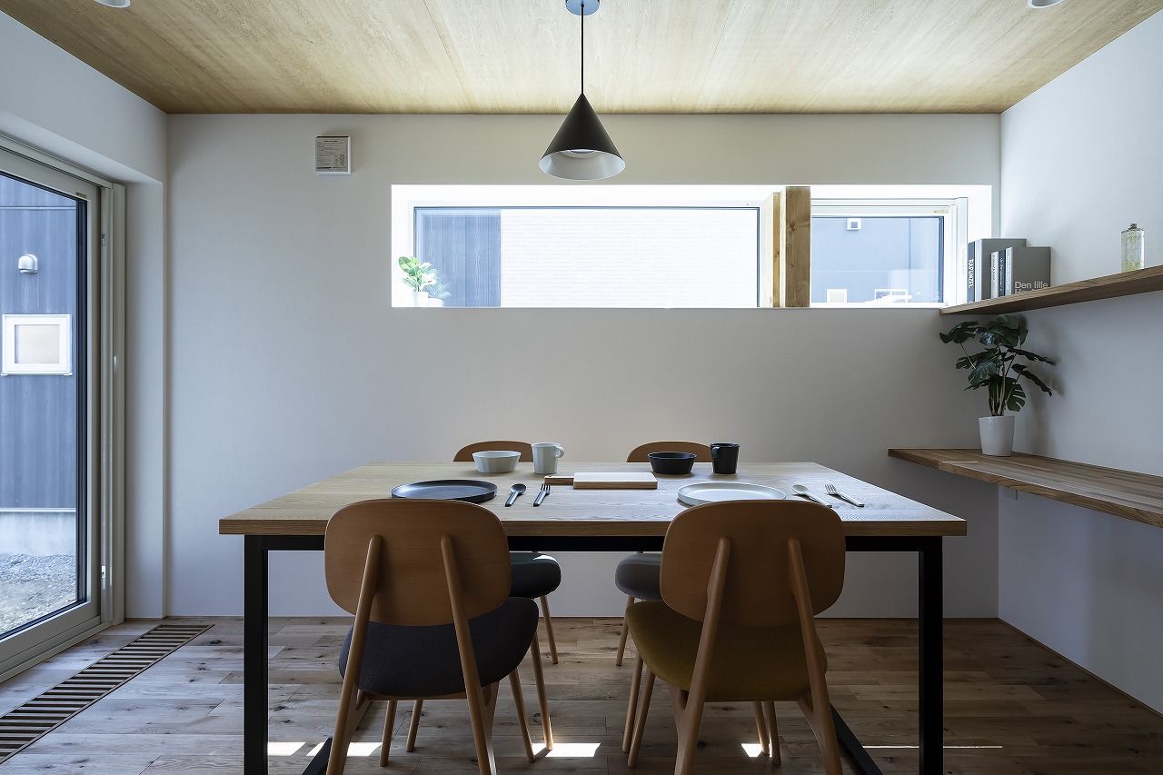 STV興発 【札幌市/３LDK+フリールーム間取図/土間/カウンター/無垢材】東西に長い敷地でも日当たり抜群の住まいの建築実例画像6