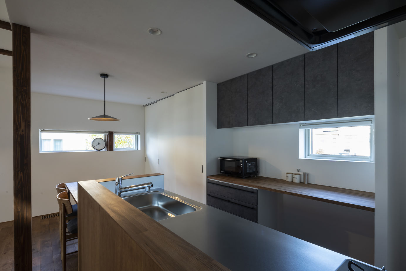 STV興発 【札幌/3LDK+フリールーム/収納充実 /インナーガレージ】ガルバリウム鋼板と塗り壁の高級感のある外観の建築実例画像3