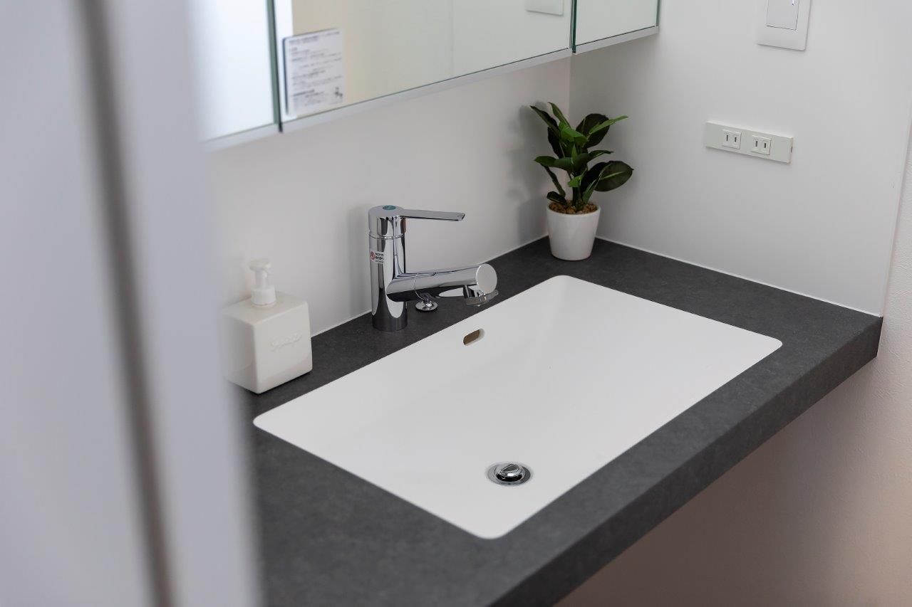 STV興発 【札幌/3LDK+フリールーム/収納充実 /インナーガレージ】ガルバリウム鋼板と塗り壁の高級感のある外観の建築実例画像5