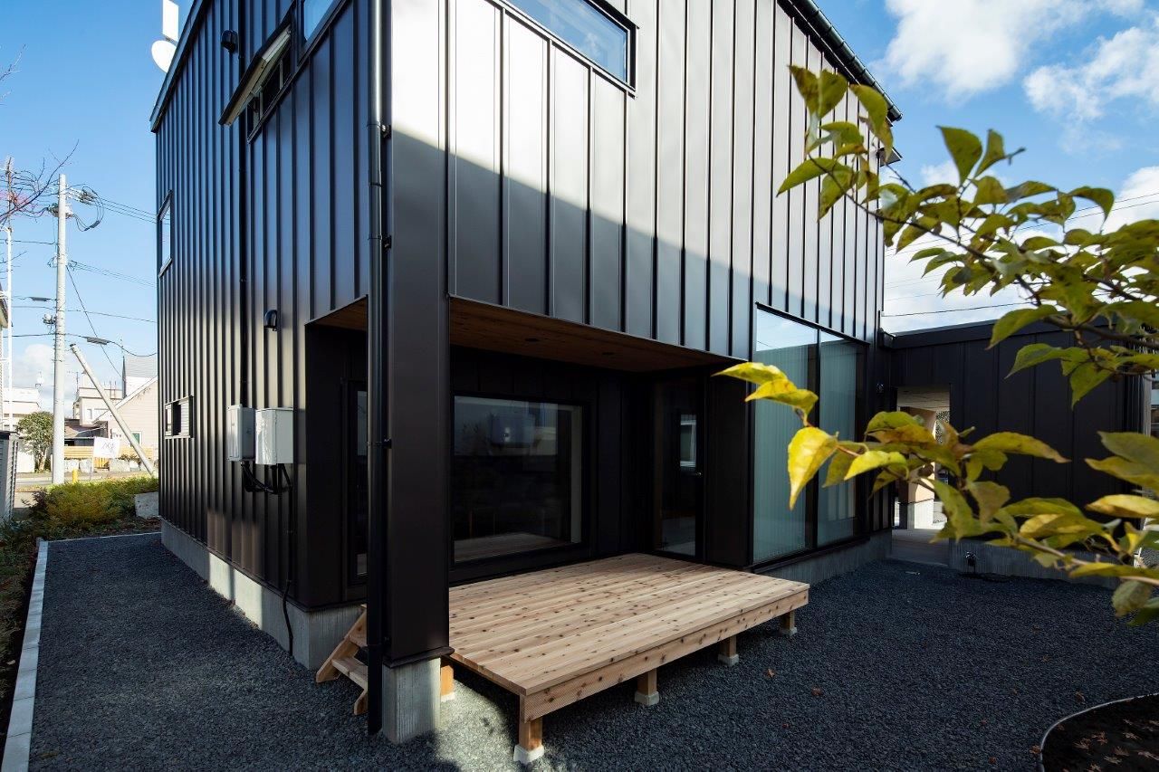 STV興発 【札幌/3LDK+フリールーム/収納充実 /インナーガレージ】ガルバリウム鋼板と塗り壁の高級感のある外観の建築実例画像9