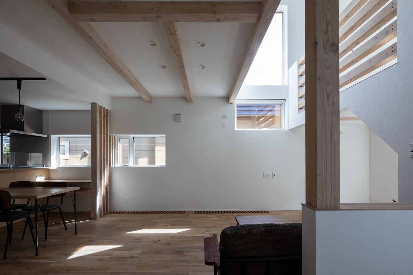 STV興発 【札幌/3LDK/収納充実 /吹き抜け/開放感】広がりと温もりを感じる住まいの建築実例画像2