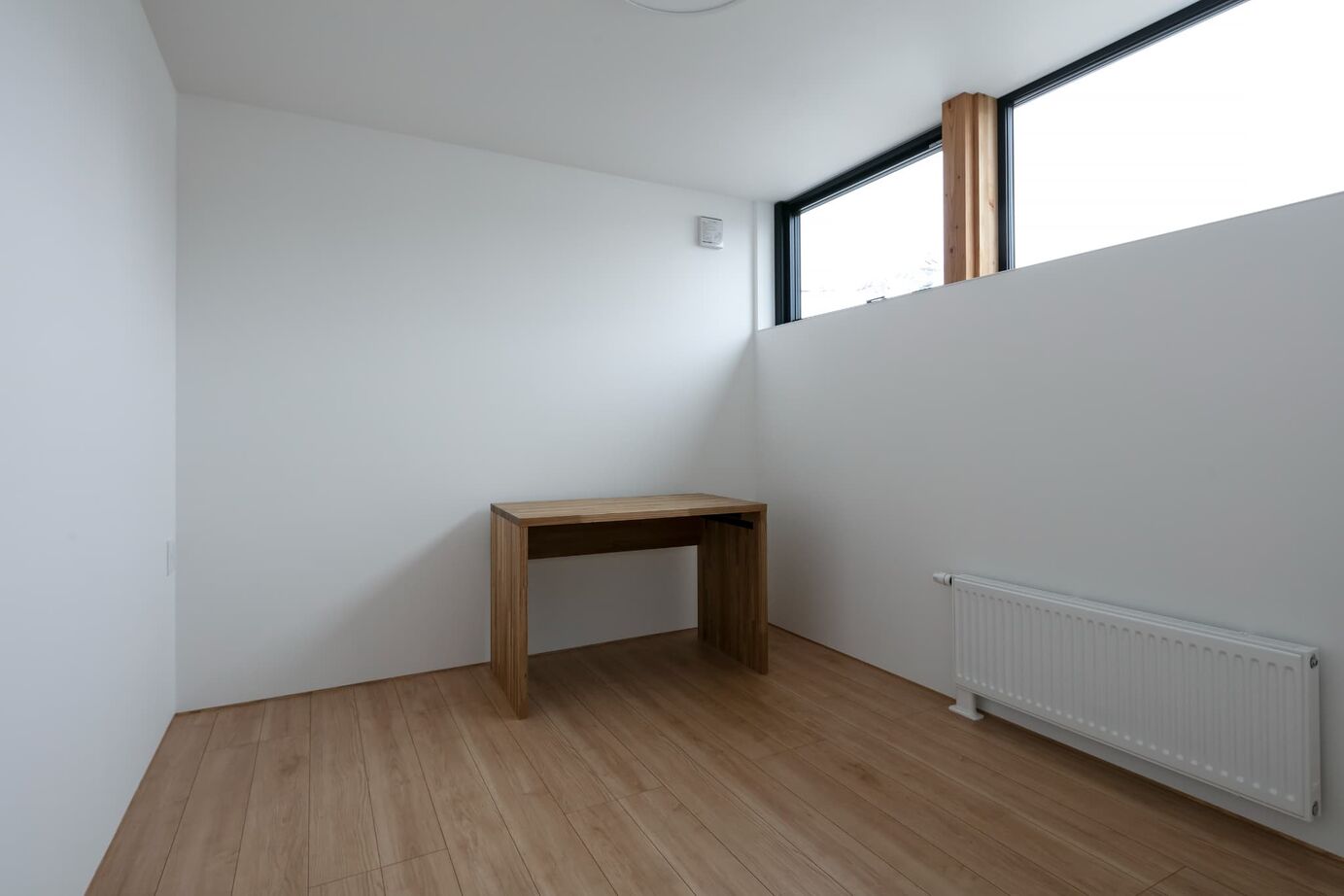 STV興発 【札幌/3LDK+フリールーム/造作キッチン/インナーガレージ】大きな窓から庭の植栽を眺められるリビングの建築実例画像7