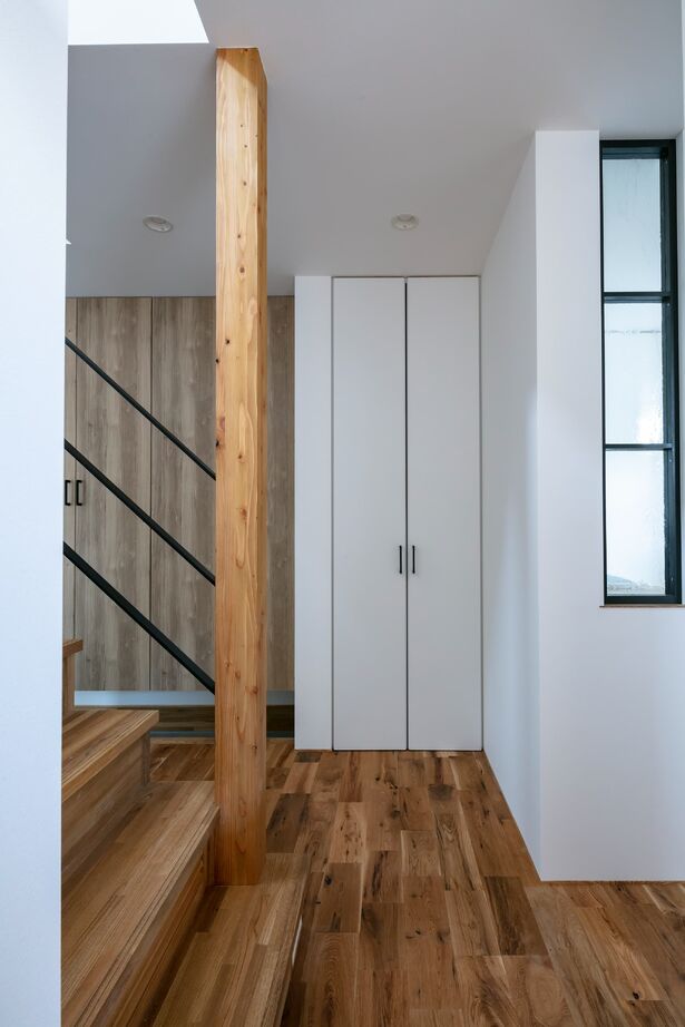 STV興発 【札幌/3LDK+フリールーム/造作キッチン/インナーガレージ】大きな窓から庭の植栽を眺められるリビングの建築実例画像8