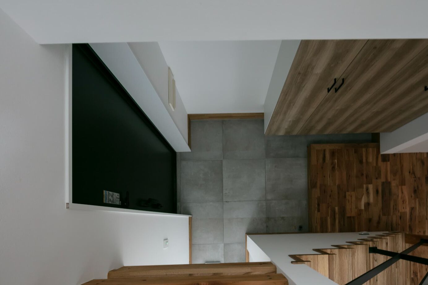 STV興発 【札幌/3LDK+フリールーム/造作キッチン/インナーガレージ】大きな窓から庭の植栽を眺められるリビングの建築実例画像10