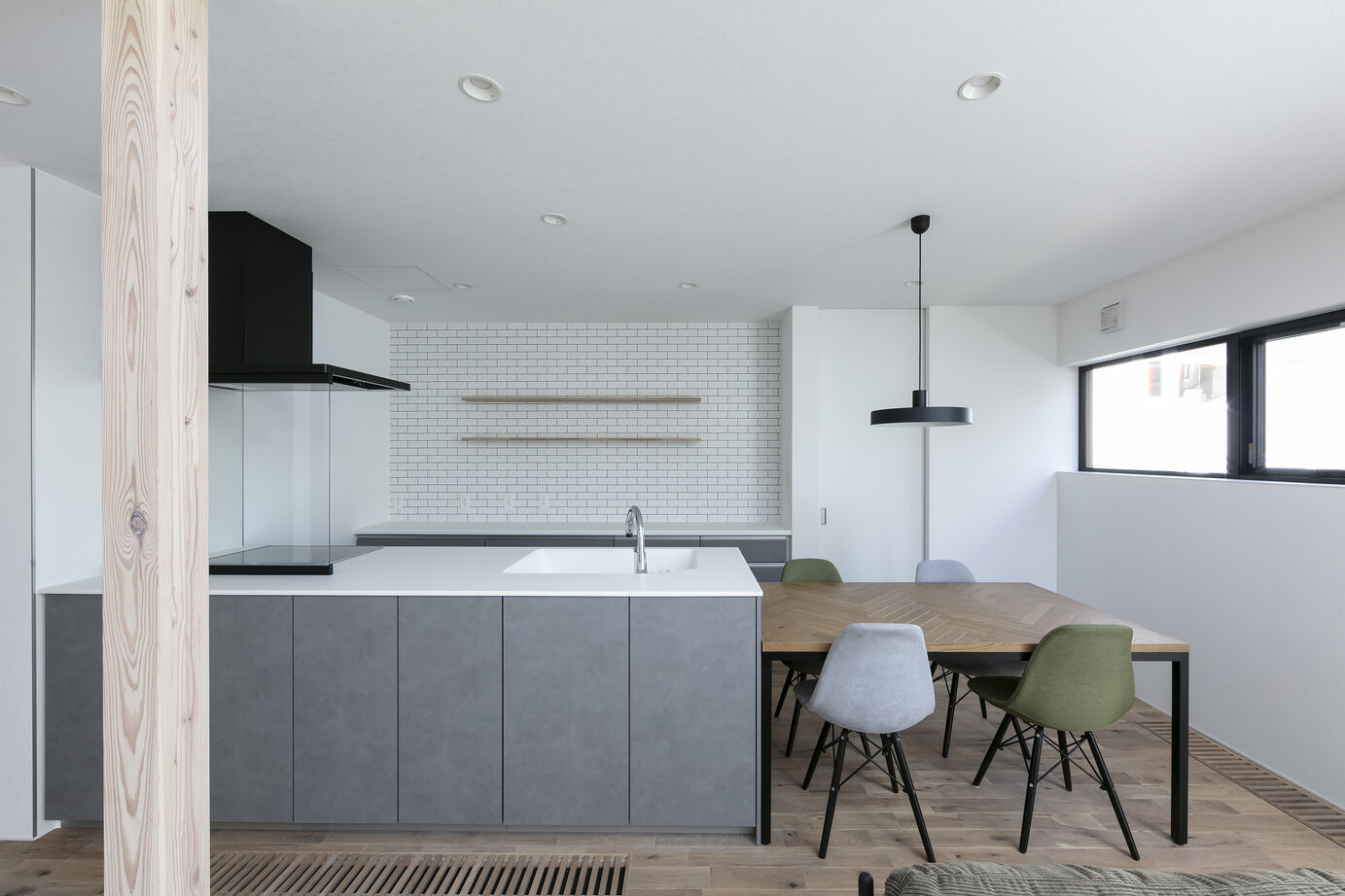 STV興発 【札幌市/3LDK+フリールーム間取り図/造作家具/個室にもなる畳の小上り】の建築実例画像4