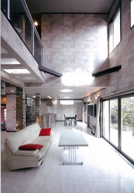 東創プランニングサービス 【間取り有】大理石の床とコンクリート調の壁がスタイリッシュ。Rosso(赤)がテーマのガレージハウスの建築実例画像2