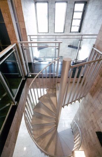 東創プランニングサービス 【間取り有】大理石の床とコンクリート調の壁がスタイリッシュ。Rosso(赤)がテーマのガレージハウスの建築実例画像4