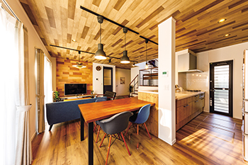 東創プランニングサービス 【1000万円台】造作家具たっぷり。無垢&アイアンのクールなインダストリアル・スタイルの家【間取り有】の建築実例画像4