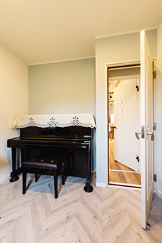 東創プランニングサービス 【1000万円台】造作家具たっぷり。無垢&アイアンのクールなインダストリアル・スタイルの家【間取り有】の建築実例画像9