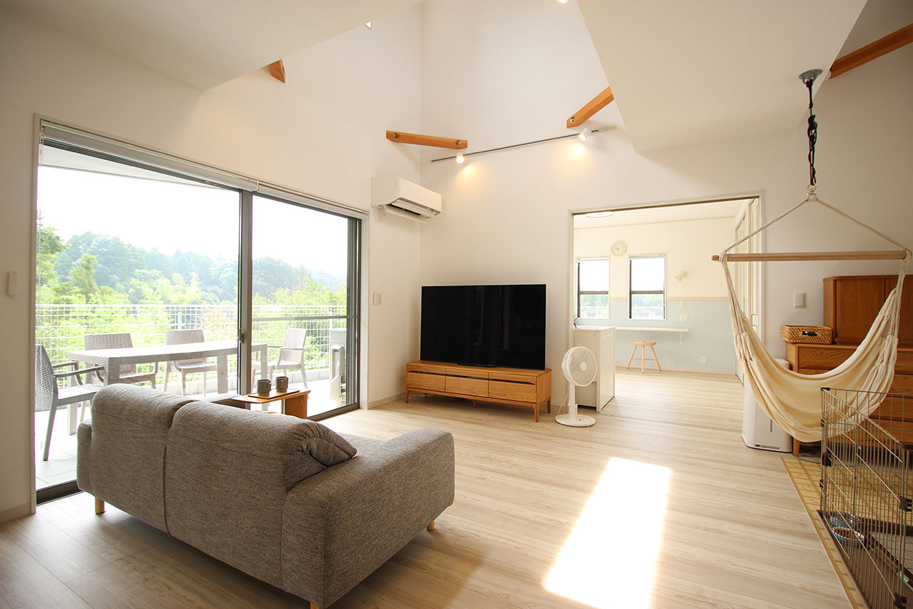 東創プランニングサービス 【市原市／ガレージハウス／吹き抜け／防音室】光と風を感じ、愛車との暮らしを楽しむ街中のリゾートヴィラの建築実例画像5