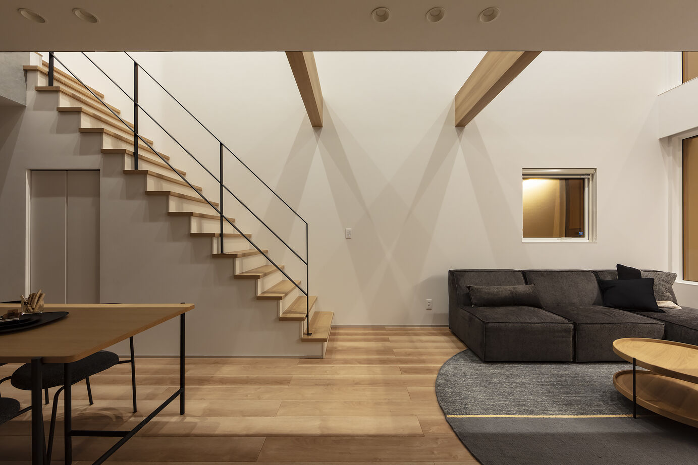 ホーム企画センター 【札幌市】ながい吹き抜けが印象的な都会に佇むリゾートの夜の建築実例画像