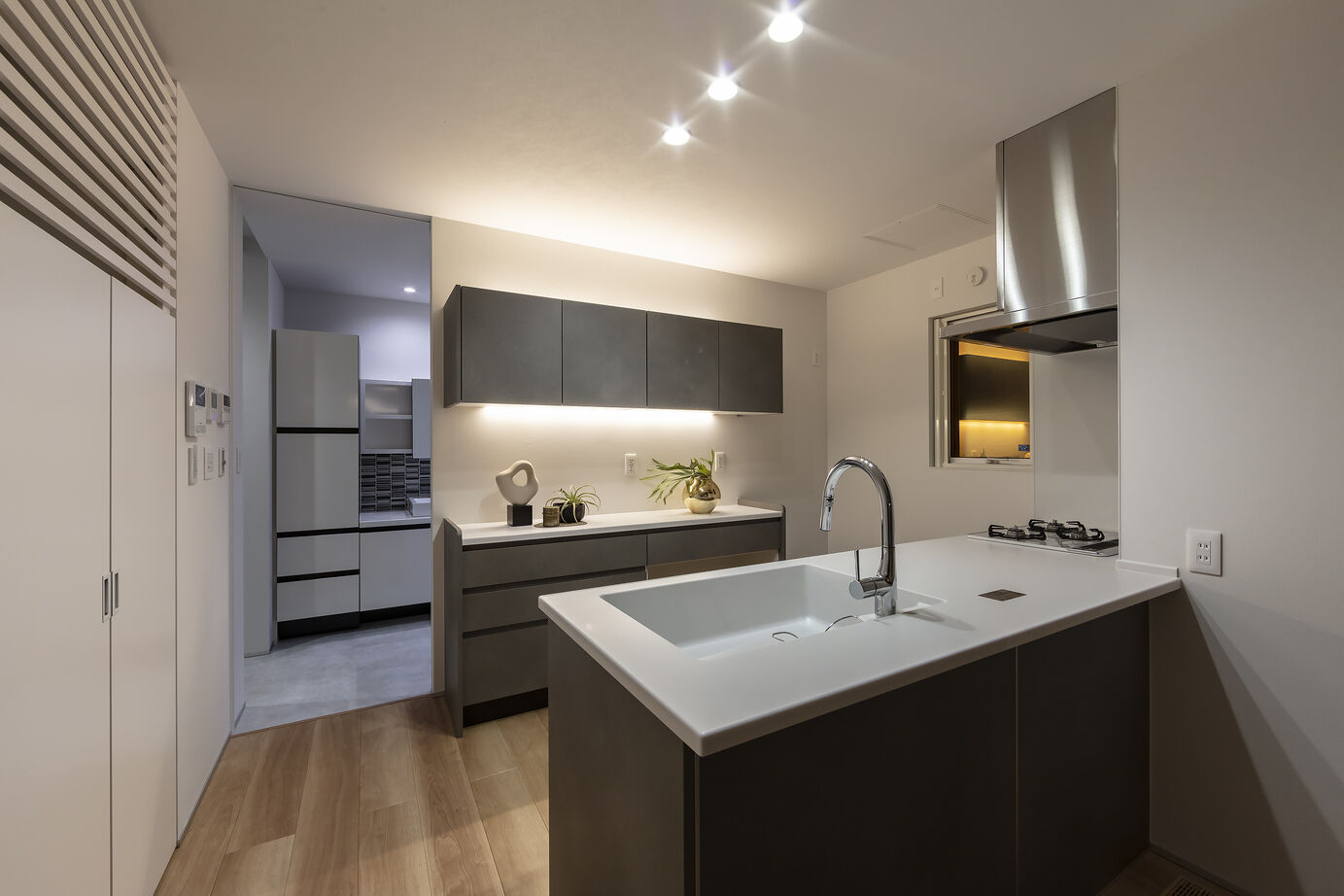 ホーム企画センター 【札幌市】ながい吹き抜けが印象的な都会に佇むリゾートの夜の建築実例画像3