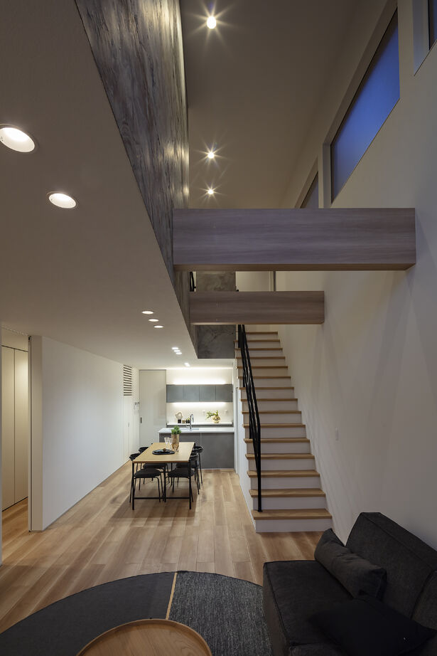 ホーム企画センター 【札幌市】ながい吹き抜けが印象的な都会に佇むリゾートの夜の建築実例画像4