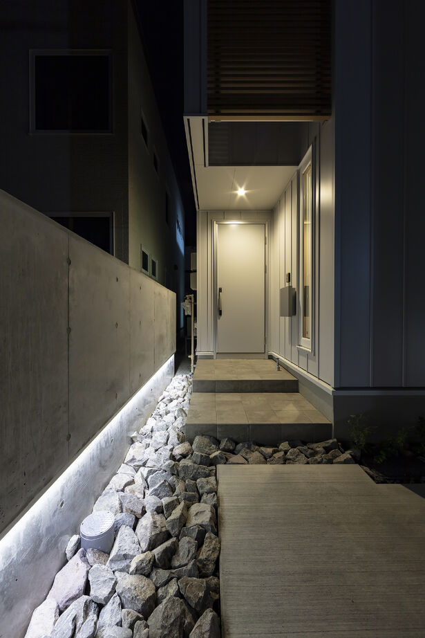 ホーム企画センター 【札幌市】ながい吹き抜けが印象的な都会に佇むリゾートの夜の建築実例画像5