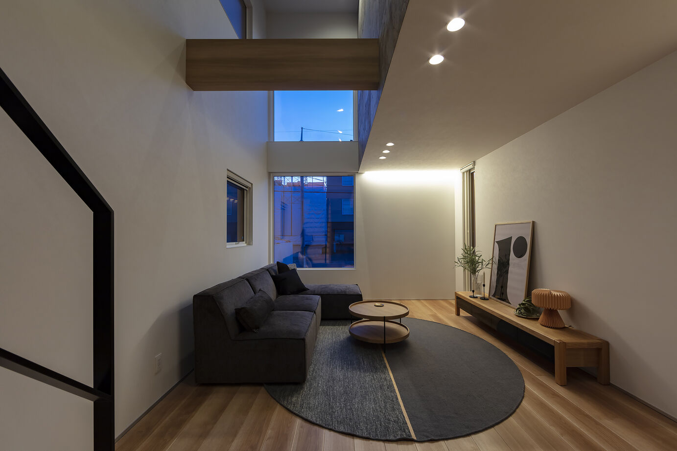 ホーム企画センター 【札幌市】ながい吹き抜けが印象的な都会に佇むリゾートの夜の建築実例画像6