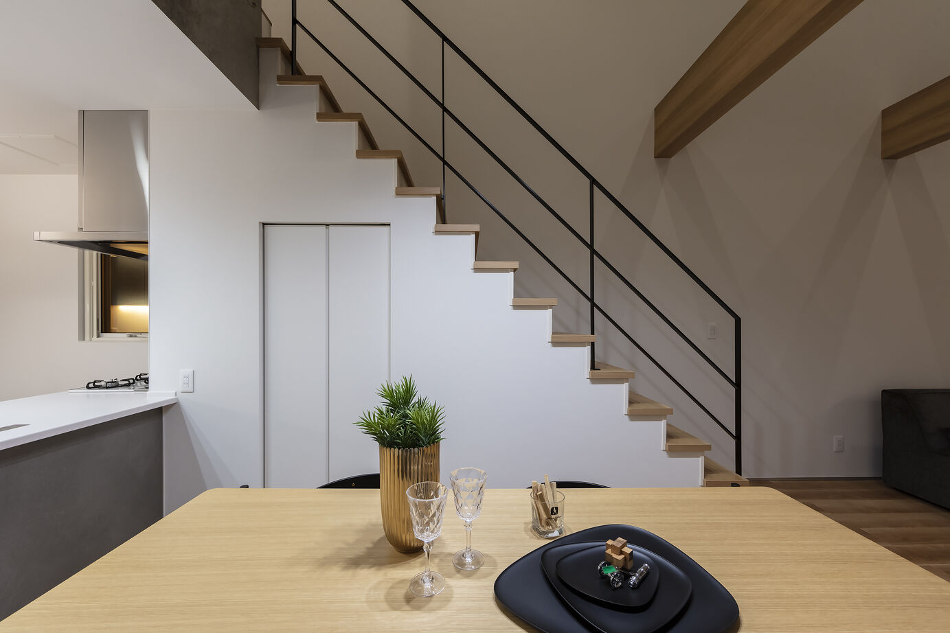 ホーム企画センター 【札幌市】ながい吹き抜けが印象的な都会に佇むリゾートの夜の建築実例画像7