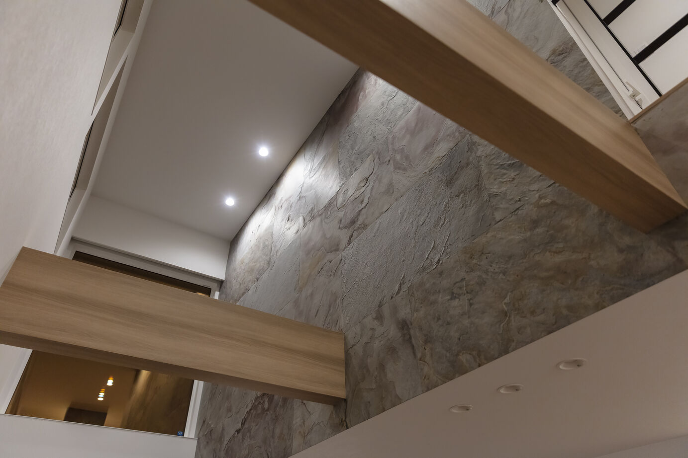 ホーム企画センター 【札幌市】ながい吹き抜けが印象的な都会に佇むリゾートの夜の建築実例画像8