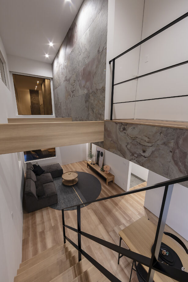 ホーム企画センター 【札幌市】ながい吹き抜けが印象的な都会に佇むリゾートの夜の建築実例画像9