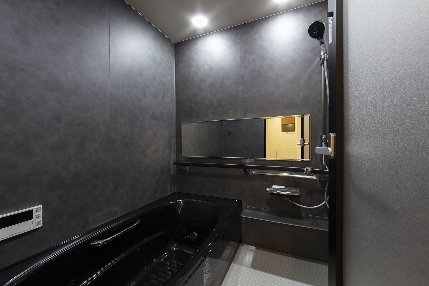 ホーム企画センター 【札幌市】ながい吹き抜けが印象的な都会に佇むリゾートの夜の建築実例画像10