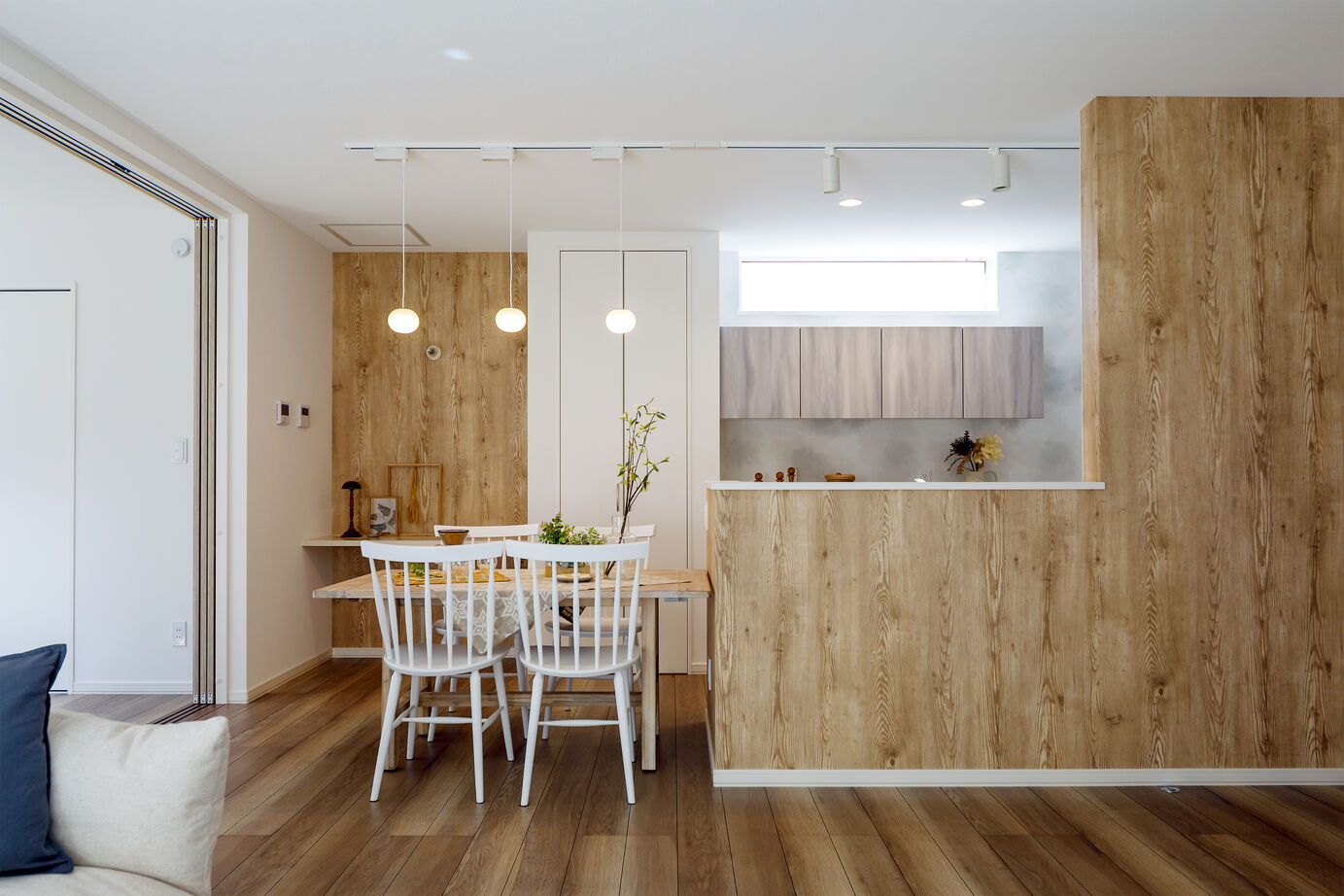 ホーム企画センター 【札幌市/北欧】白と木目が織り成す、心地良いカフェ風の住まいの建築実例画像