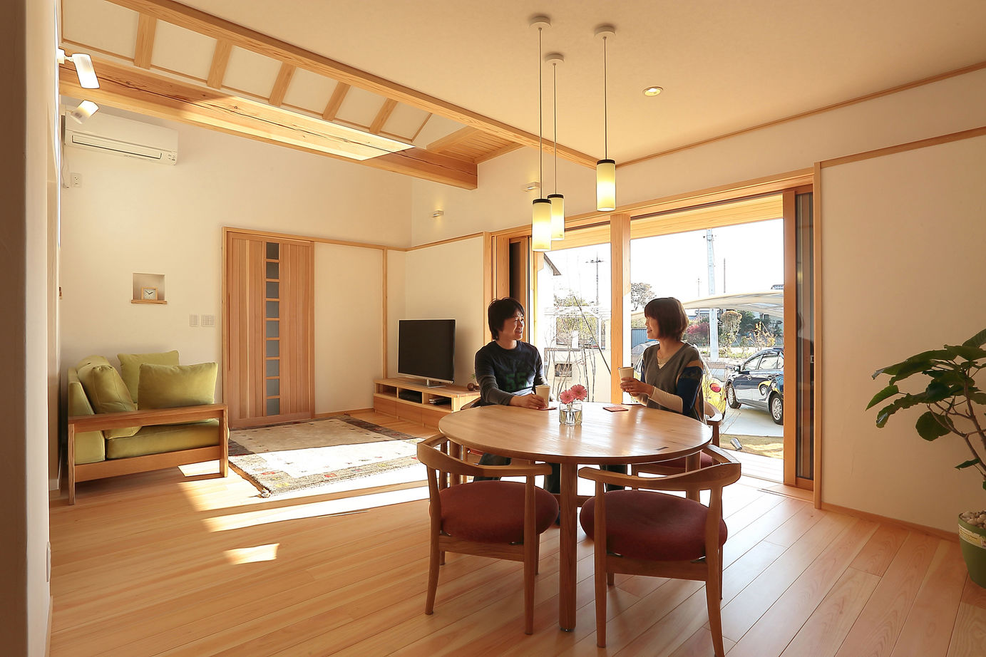 Toiro　四季の住まい 豪快に葺き降ろした大屋根が特徴的な外観の自然素材に囲まれた住まいの建築実例画像1