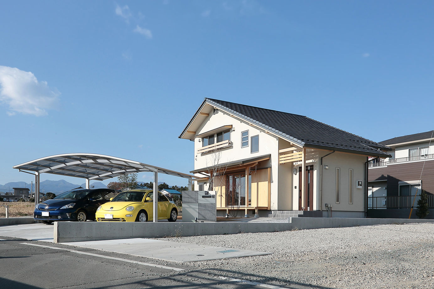 Toiro　四季の住まい 豪快に葺き降ろした大屋根が特徴的な外観の自然素材に囲まれた住まいの建築実例画像2