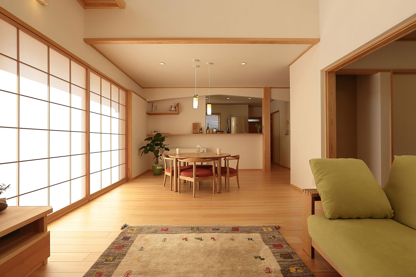 Toiro　四季の住まい 豪快に葺き降ろした大屋根が特徴的な外観の自然素材に囲まれた住まいの建築実例画像3