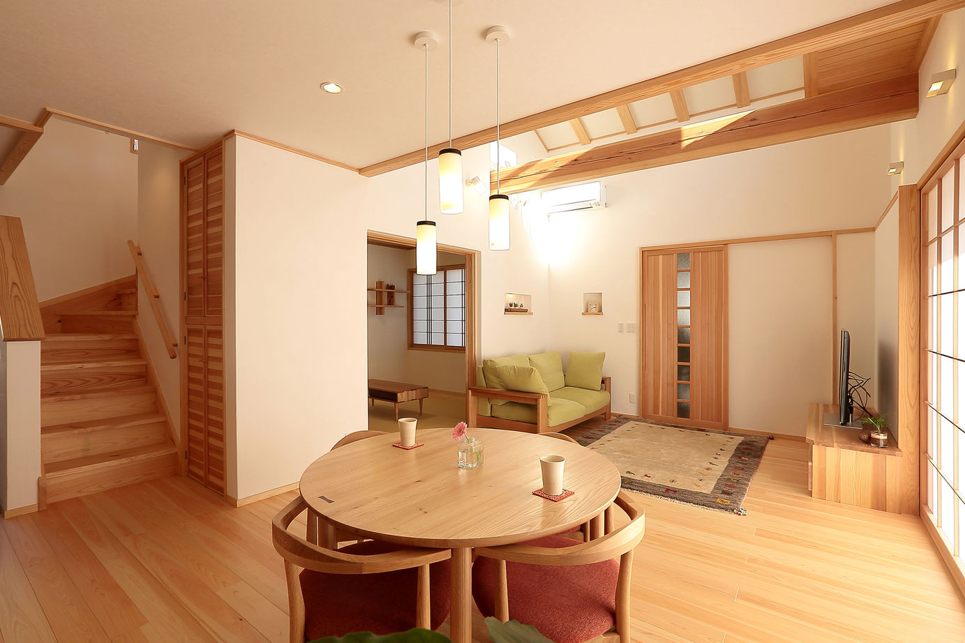 Toiro　四季の住まい 豪快に葺き降ろした大屋根が特徴的な外観の自然素材に囲まれた住まいの建築実例画像4