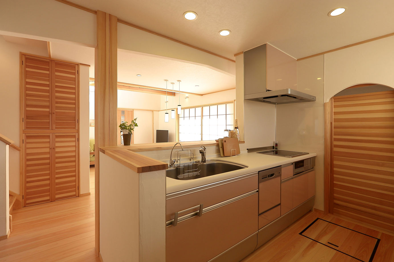 Toiro　四季の住まい 豪快に葺き降ろした大屋根が特徴的な外観の自然素材に囲まれた住まいの建築実例画像6