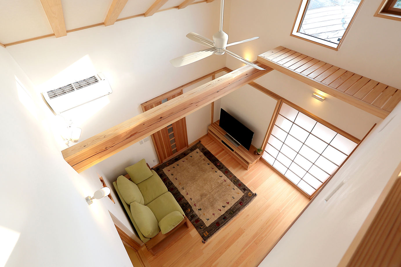 Toiro　四季の住まい 豪快に葺き降ろした大屋根が特徴的な外観の自然素材に囲まれた住まいの建築実例画像7