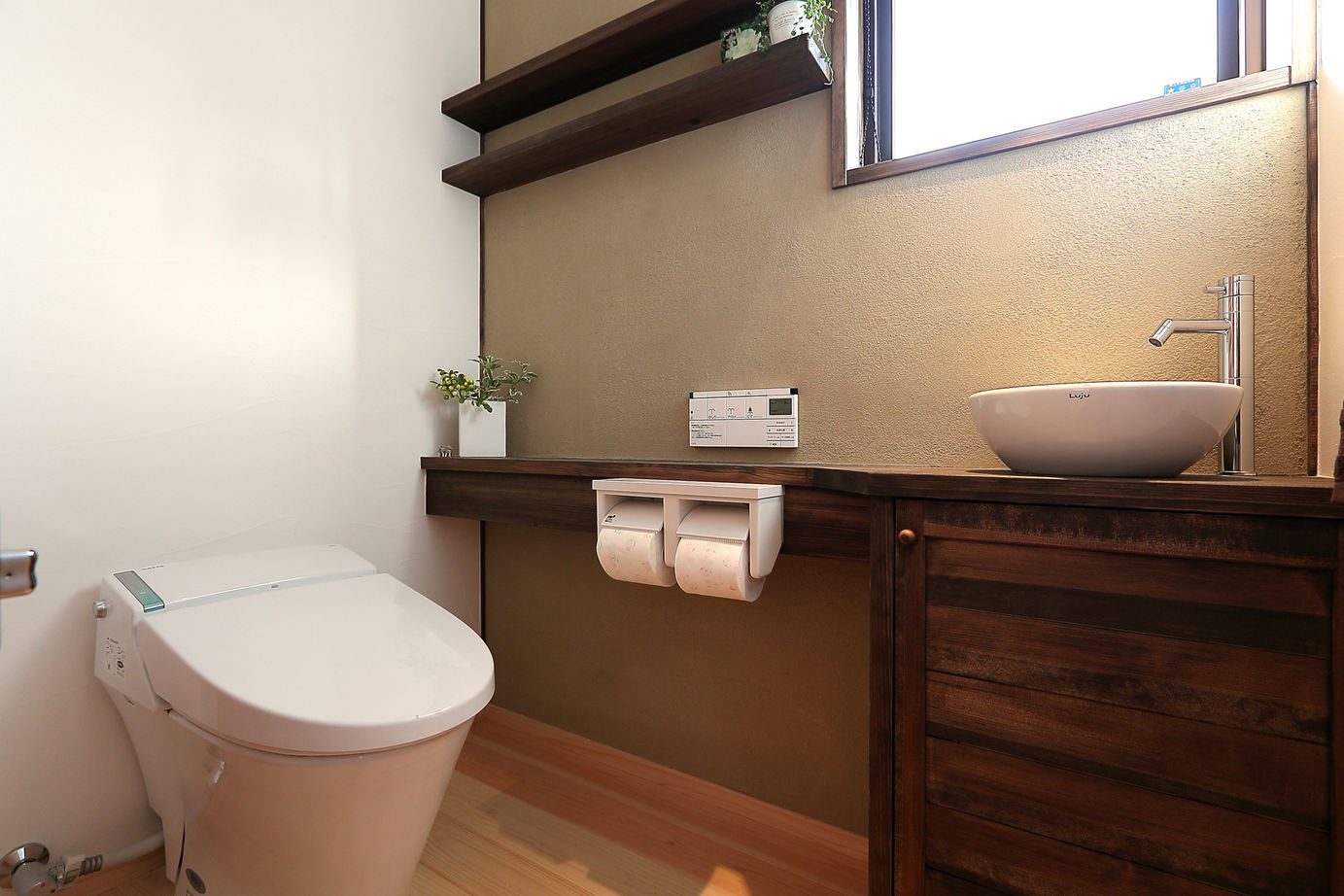 Toiro　四季の住まい 豪快に葺き降ろした大屋根が特徴的な外観の自然素材に囲まれた住まいの建築実例画像9