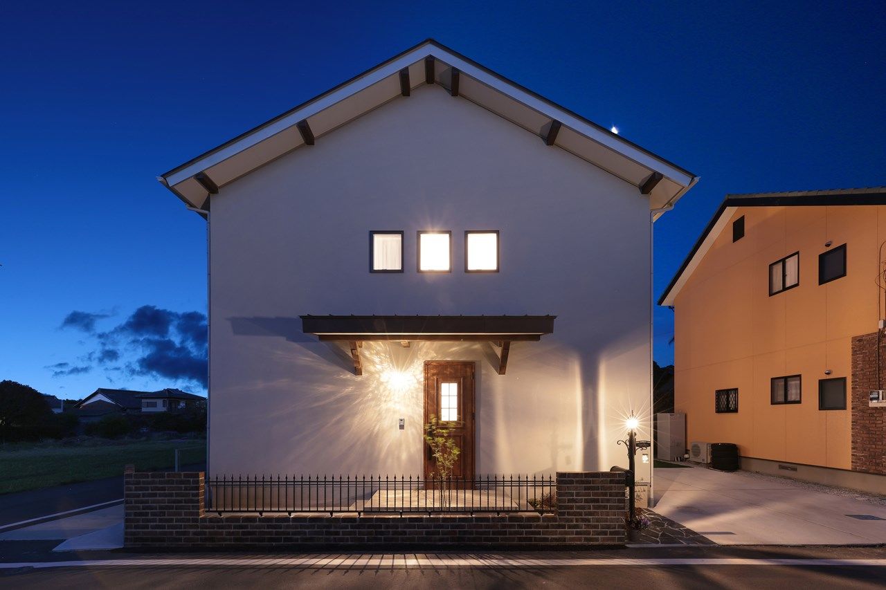 Toiro　四季の住まい 【子育て/家事ラク/2階建て】吹抜けとリビング階段が開放的で気持ちいい！ヘリンボーンの壁がオシャレな家の建築実例画像