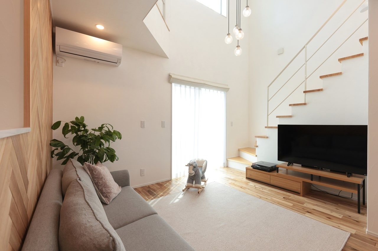 Toiro　四季の住まい 【子育て/家事ラク/2階建て】吹抜けとリビング階段が開放的で気持ちいい！ヘリンボーンの壁がオシャレな家の建築実例画像2