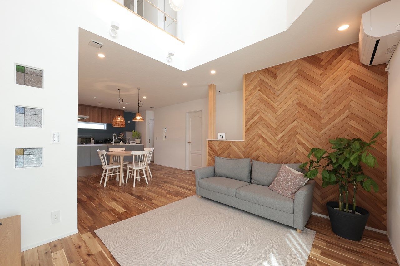 Toiro　四季の住まい 【子育て/家事ラク/2階建て】吹抜けとリビング階段が開放的で気持ちいい！ヘリンボーンの壁がオシャレな家の建築実例画像3