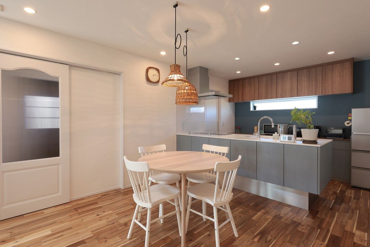 Toiro　四季の住まい 【子育て/家事ラク/2階建て】吹抜けとリビング階段が開放的で気持ちいい！ヘリンボーンの壁がオシャレな家の建築実例画像4