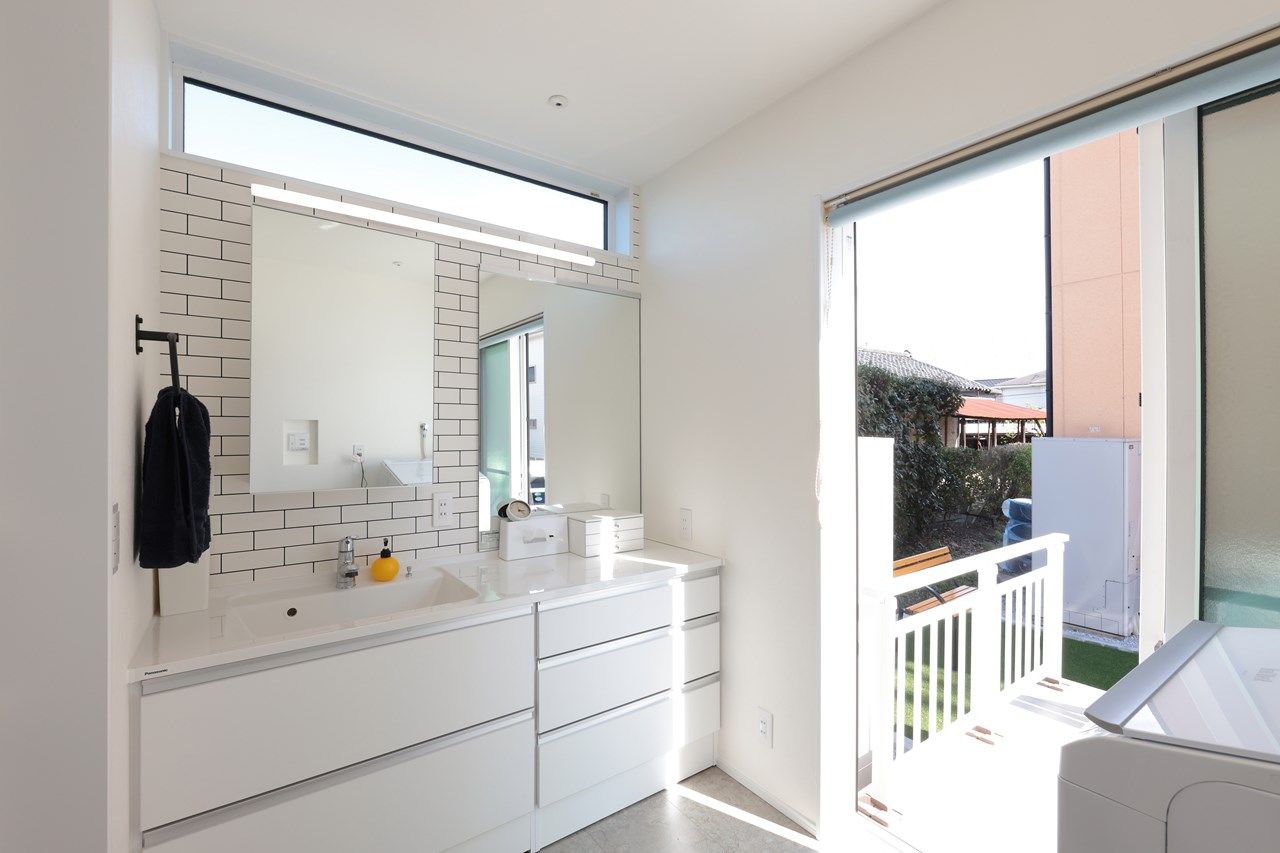 Toiro　四季の住まい 【子育て/家事ラク/2階建て】吹抜けとリビング階段が開放的で気持ちいい！ヘリンボーンの壁がオシャレな家の建築実例画像5