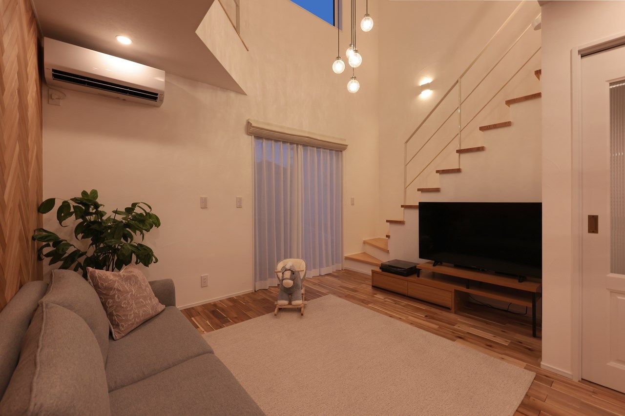 Toiro　四季の住まい 【子育て/家事ラク/2階建て】吹抜けとリビング階段が開放的で気持ちいい！ヘリンボーンの壁がオシャレな家の建築実例画像6