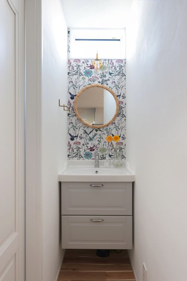 Toiro　四季の住まい 【子育て/家事ラク/2階建て】吹抜けとリビング階段が開放的で気持ちいい！ヘリンボーンの壁がオシャレな家の建築実例画像7