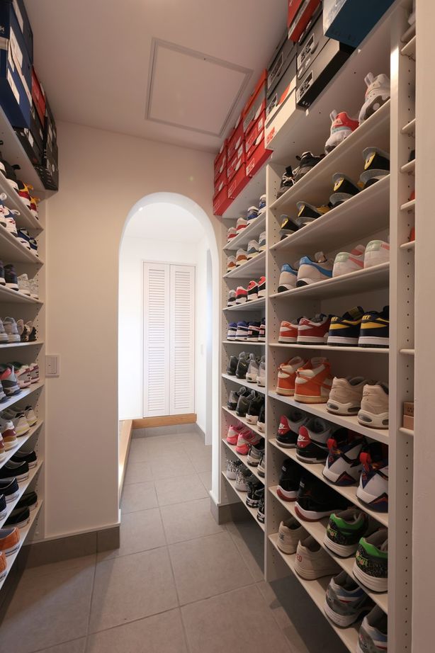 Toiro　四季の住まい 【子育て/家事ラク/2階建て】吹抜けとリビング階段が開放的で気持ちいい！ヘリンボーンの壁がオシャレな家の建築実例画像8