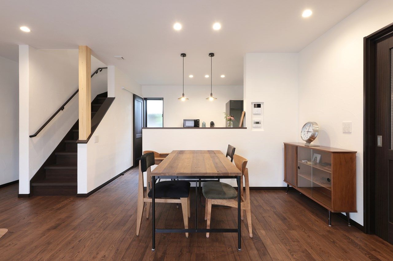 Toiro　四季の住まい 【デザイン/自然素材/2階建て】帰宅後に便利な着替え室をつくった「太い梁とヴィンテージテイストの家」の建築実例画像3